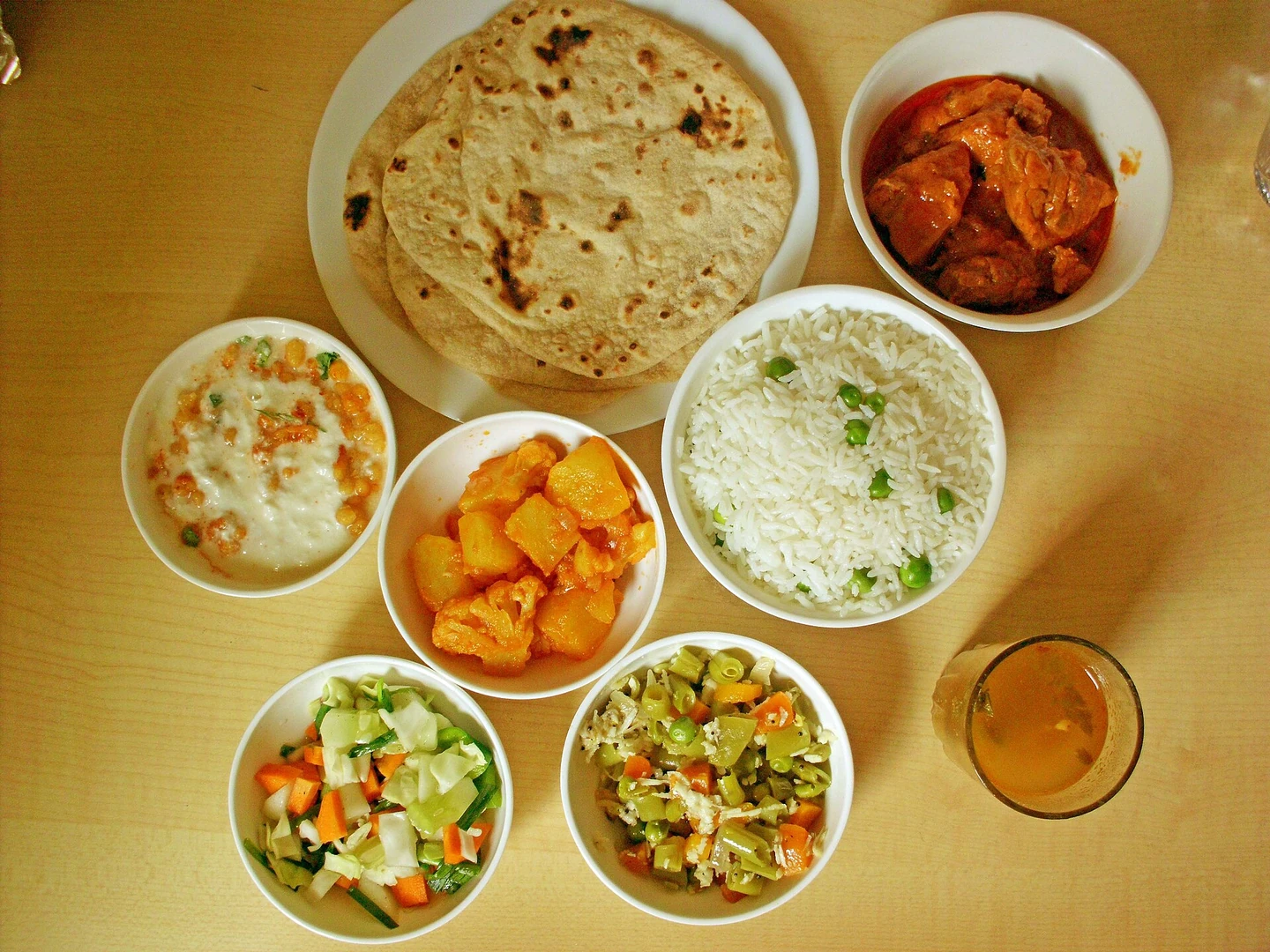 रोटी, चावल और सब्जियों वाला भारतीय भोजन